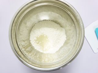 养生红糖红枣司康饼（酵母版）,面粉加入酵母、盐，拌均。