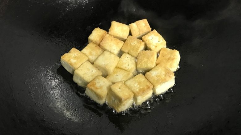 菠萝咕噜豆腐,豆腐入油锅炸至两面金黄后捞出。