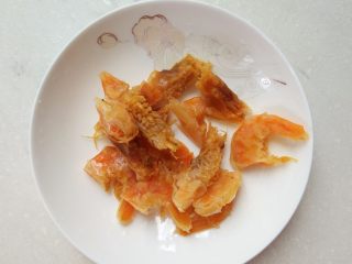 虾味冬瓜,干虾去除虾壳、虾壳，清洗干净后切小块。