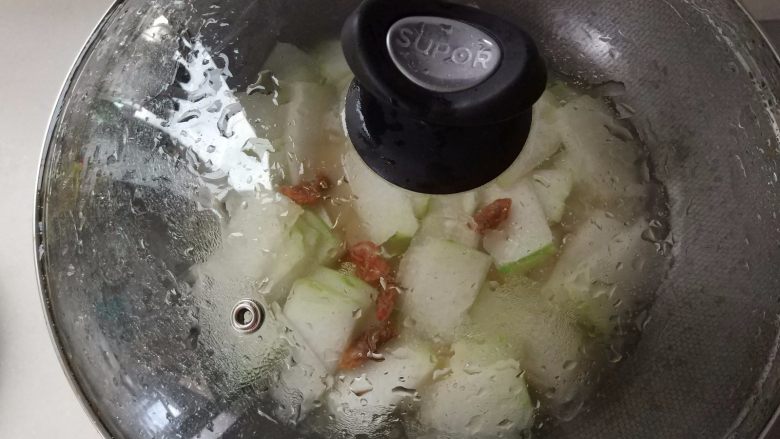 虾味冬瓜,加入少量的水（冬瓜本身含水量很多，在这里加入少量的水就可以了），盖上盖子，焖煮至冬瓜熟。