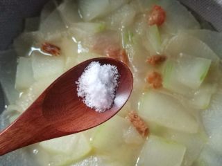 虾味冬瓜,起锅前加入适量的盐调味，拌匀后即可起锅。