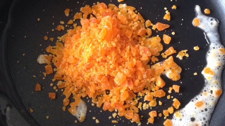 咸蛋黄焗南瓜,油烧热放入咸蛋黄碎翻炒