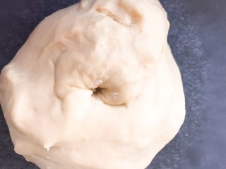 超级松软的    炼乳小面包,手指蘸面粉在发酵好的面团中间戳一个洞，这个洞不回缩，不反弹，就发酵好了。