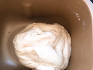 超级松软的    炼乳小面包,将发酵好的面团放入面包机中，揉2～3分钟，排气（这一步也可以手揉排气）。