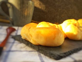 超级松软的    炼乳小面包,那天阳光正好，拍的照片也是金灿灿的美。我表示很开心。