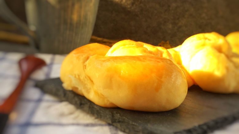 超级松软的    炼乳小面包,那天阳光正好，拍的照片也是金灿灿的美。我表示很开心。