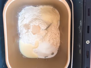 超级松软的    炼乳小面包,将除了黄油，蛋液以外的食材放入面包机中，启动揉面程序。
