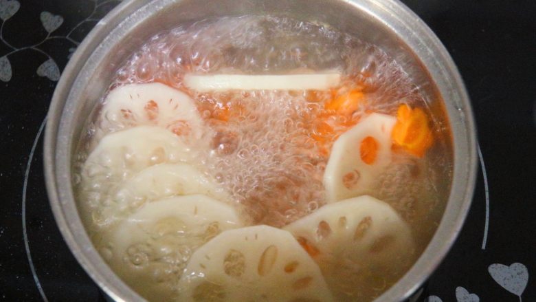 农家小炒,将莲藕片、胡萝卜片放入水里，先煮一分钟。