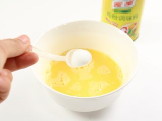 银鱼炒鸡蛋,加入适量的盐，拌匀后放一旁备用。