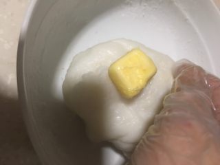 芒果雪媚娘,加入黄油揉至光滑细腻。
