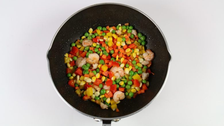 金玉满堂,加入煮熟的玉米粒、豌豆，继续翻炒30秒。