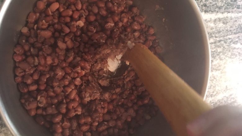 红豆沙,将水和红豆分离, 红豆水待用 
这里可以用两种方式制作豆沙 

*擀面杖* 使用擀面杖捣红豆, 这样最后的质感会比较粗糙, 可以吃到全豆粒。 过程中可加少量的红豆水来辅助 

*搅拌机* 如果你想达到的效果是比较细腻的豆沙那搅拌机会是你的选择。 将一半的红豆倒入搅拌机, 加入适量的红豆水后开始搅, 搅至细腻后加入另一半( 如果搅拌机不够大可以将先前搅好的取出来) 重复搅拌步骤 

如果水加多了导致豆泥太稀是没关系的因为接下来还要炒