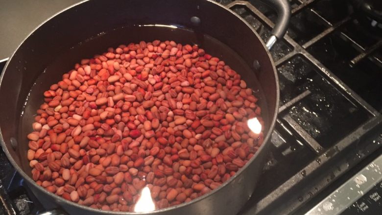 红豆沙,再次在锅中加入红豆, 这次水要是红豆的两倍, 开大火煮沸