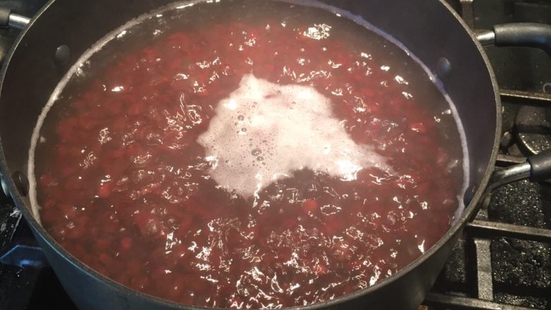 红豆沙,在锅中加入红豆和热水, 水量淹过红豆五厘米即可
用大火煮沸, 沸腾后大火再煮五分钟 