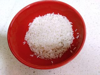 香肠砂锅煲仔饭,把大米用清水泡20分钟，清洗一下。
