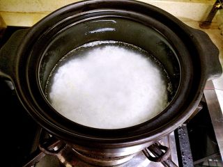香肠砂锅煲仔饭,把泡好的大米放在砂锅里，在加入清水。