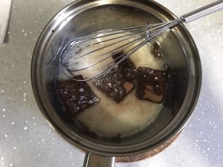 巧克力杯子蛋糕（分蛋海绵蛋糕）,煮沸后离火，加入巧克力，用余温融化巧克力备用。