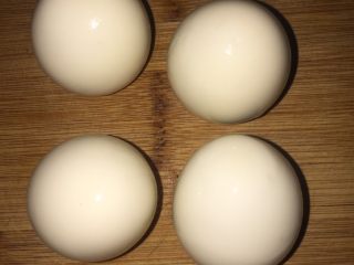 胭脂鸡蛋,把四个鸡蛋煮熟备用，然后去掉鸡蛋皮。