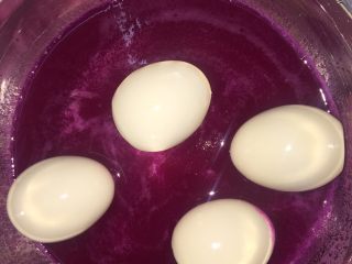 胭脂鸡蛋,把熟鸡蛋放入火龙果汁里面