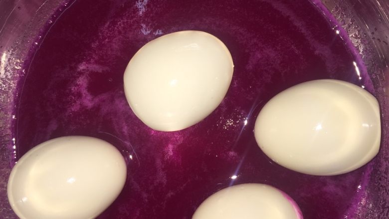 胭脂鸡蛋,把熟鸡蛋放入火龙果汁里面
