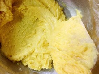 韩式南瓜🎃小月饼,拌匀的面团是图中的这种状态，很粘，也很难成团，将面团用刮刀取出，用保鲜膜包好。