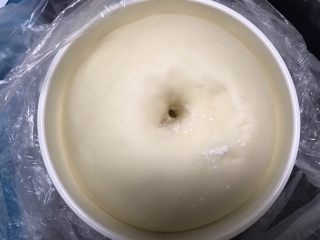 肉松奶酪面包卷,发至2-2.5倍大，手指粘干粉撮洞不回缩不塌陷就可以