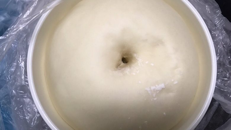 肉松奶酪面包卷,发至2-2.5倍大，手指粘干粉撮洞不回缩不塌陷就可以