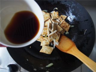 葱烧豆腐,料酒、酱油、白糖加入适量清水兑成汁，倒入锅中 