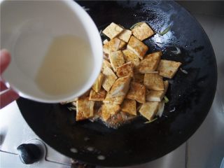 葱烧豆腐,淀粉用水兑开，倒入 