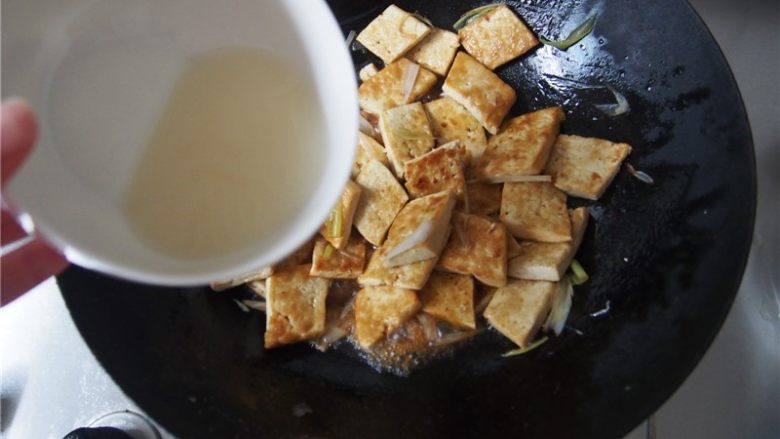 葱烧豆腐,淀粉用水兑开，倒入 