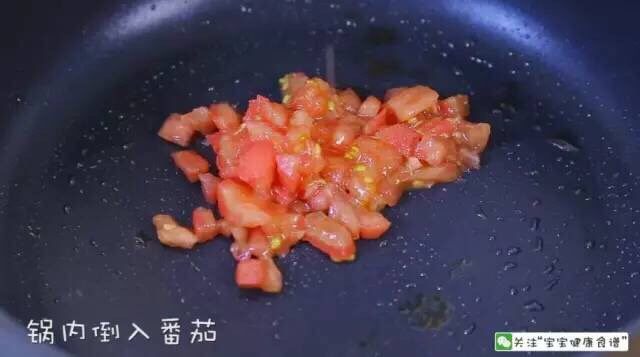 番茄焖大虾,锅内倒入番茄。