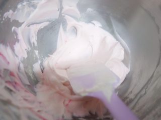 少女心萌萌哒芭比蛋糕,剩下的奶油加入粉色的色素调匀