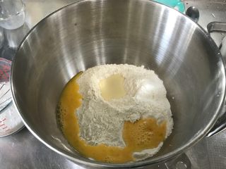 软绵绵吐司,除黄油以外的所有粉类材料放入面包桶内，加入炼乳和全蛋液
