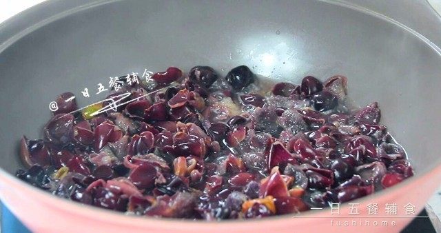 葡萄果酱,向锅中倒入约150毫升清水,放入葡萄皮煮。
🌻小贴士：水的多少不用刻意去量，稍稍有漫过一半的葡萄就好。