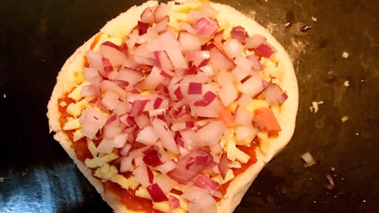 剩馒头的春天  馒头火腿披萨,再撒上一层圆葱丁