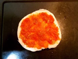 剩馒头的春天  馒头火腿披萨,均匀的涂上一层披萨酱