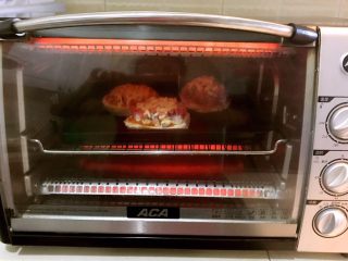 剩馒头的春天  馒头火腿披萨,烤箱200度预热5分钟，把烤盘放入烤箱，200度烤5分钟，芝士碎融化即可