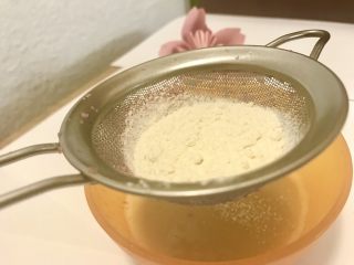 七夕特制-醋栗爱心渐变慕斯,低筋面粉过筛加入蛋黄糊，轻轻搅拌，将面粉先混合进蛋黄糊。