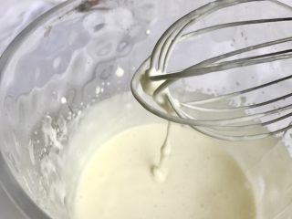 七夕特制-醋栗爱心渐变慕斯,开始慕斯部分。取出鲜奶油，加入细砂糖搅打成流动但有纹路的状态，如图。