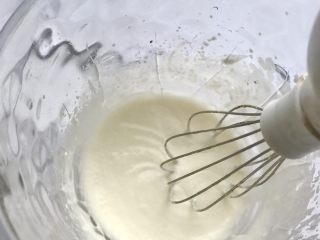 七夕特制-醋栗爱心渐变慕斯,另取一盆将奶油奶酪打至顺滑，加入四分之三的吉利丁牛奶溶液和鲜奶油混合均匀形成白色慕斯糊。