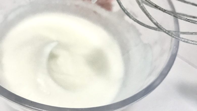 七夕特制-醋栗爱心渐变慕斯,蛋白加入剩下的糖在无油无水的容器中抽打成中性发泡。