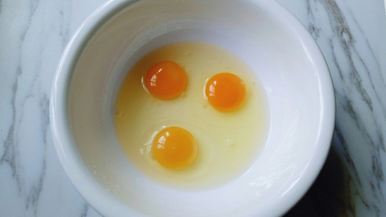 火腿鸡蛋饼,鸡蛋打入大口碗中，用手动打蛋器打散。