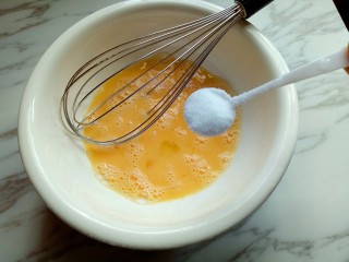 火腿鸡蛋饼,打散的蛋液中加入盐。
