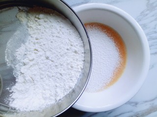 火腿鸡蛋饼,筛入低筋面粉。