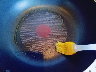 火腿鸡蛋饼,平底锅加热，刷上一层食用油。