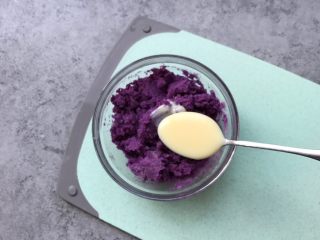 苦瓜酿紫薯,紫薯用勺子按压成泥状，加15g炼奶增加紫薯泥湿润度和增香（不喜欢炼奶的也可以换成蜂蜜）