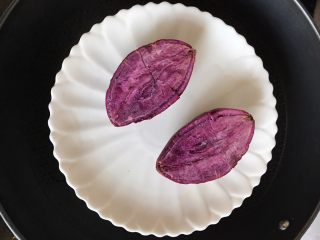 苦瓜酿紫薯,紫薯对半切开不去皮上锅蒸20分左右蒸熟