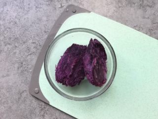 苦瓜酿紫薯,紫薯蒸熟去皮，不去皮蒸可以保留紫薯水份不流失，口感更好