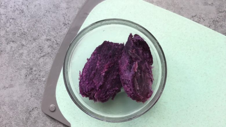 苦瓜酿紫薯,紫薯蒸熟去皮，不去皮蒸可以保留紫薯水份不流失，口感更好