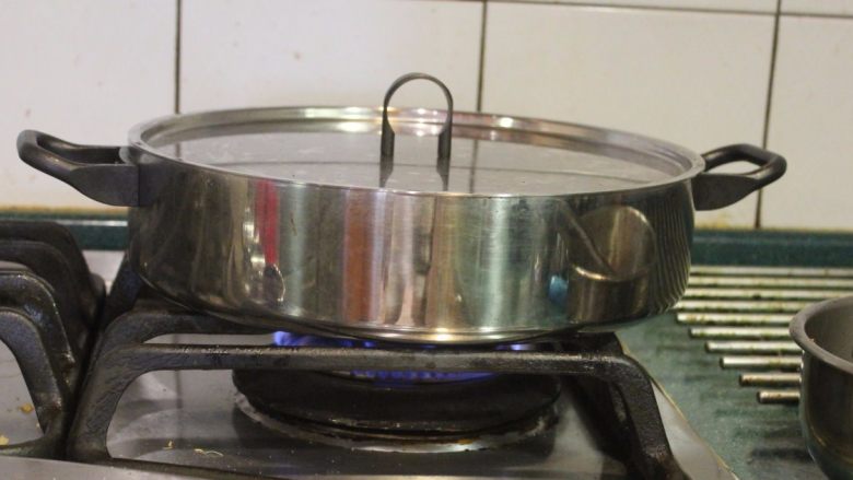 瓦奇诺炖牛尾,拌匀后再盖盖，小火炖煮2-3小时，中间偶而拌一下以免沾底。